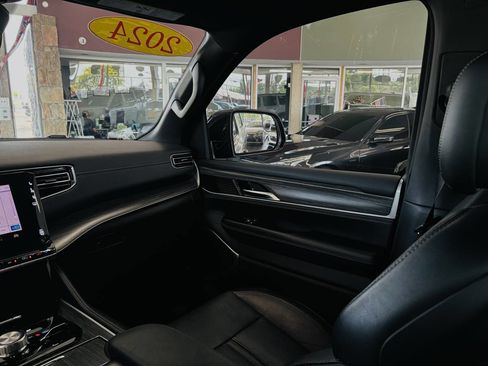 Used 2024 Jeep Wagoneer Series III AWD/4WD image 41