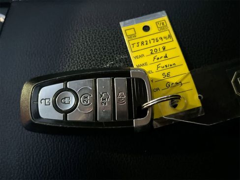 Used 2018 Ford Fusion SE w/ Fusion SE Technology Package image 35