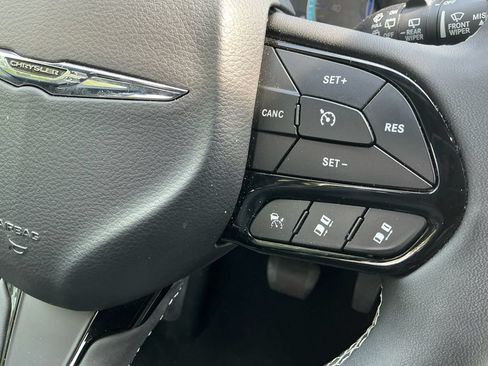 Used 2025 Chrysler Pacifica Limited FWD image 20