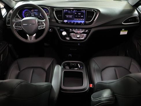 New 2026 Chrysler Pacifica Select image 15