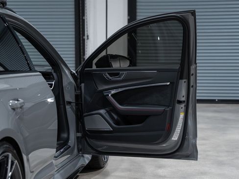 Used 2022 Audi RS 6 4.0T quattro Avant w/ Carbon Optic Package image 33