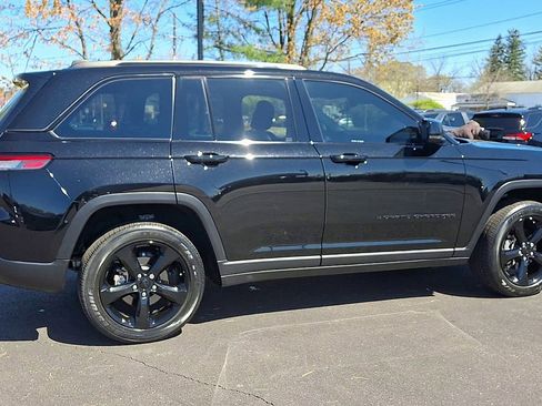 Used 2023 Jeep Grand Cherokee Altitude AWD/4WD image 3