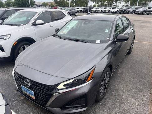 Used 2025 Nissan Altima 2.5 SV FWD image 3