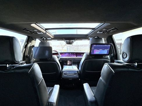 Certified 2025 Cadillac Escalade ESV Premium Luxury Platinum AWD/4WD image 24