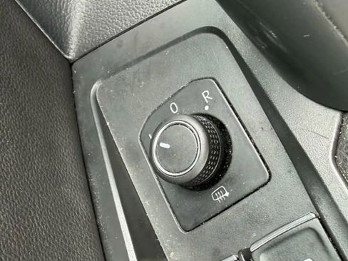 Used 2018 Volkswagen Tiguan SE w/ Panoramic Sunroof Package image 25