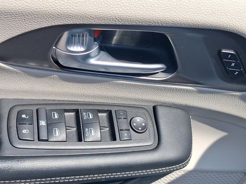 Used 2024 Chrysler Pacifica Touring-L FWD image 12