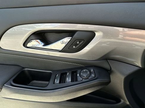 Used 2023 Chevrolet Traverse LT image 20