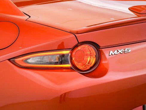 Used 2017 MAZDA MX-5 Miata RF Grand Touring RWD image 12