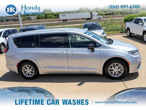 Used 2024 Chrysler Pacifica Touring-L FWD image 6