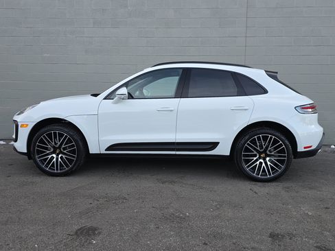 Certified 2025 Porsche Macan image 2