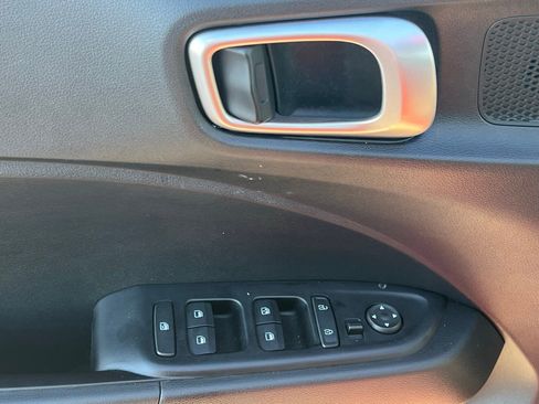 Certified 2025 Hyundai Venue SEL image 24