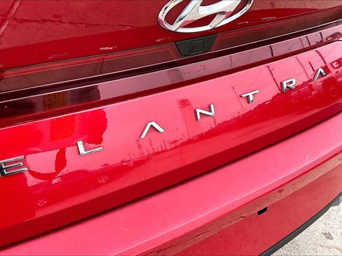 Used 2022 Hyundai Elantra SEL w/ Convenience Package FWD image 10