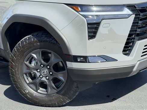 Used 2024 Lexus GX 550 AWD/4WD image 2