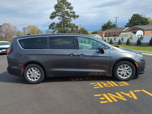 Used 2023 Chrysler Pacifica Touring-L image 3
