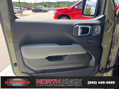 New 2025 Jeep Gladiator Mojave image 5