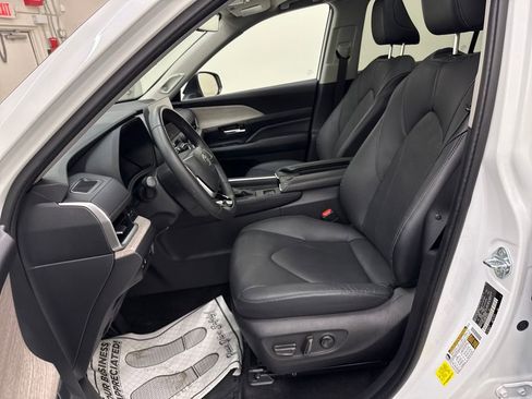 Used 2024 Toyota Grand Highlander AWD image 13