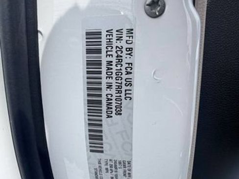 Certified 2024 Chrysler Pacifica Limited FWD image 17