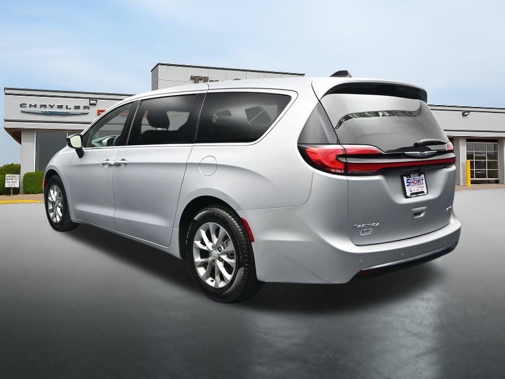 Used 2026 Chrysler Pacifica Limited FWD image 3