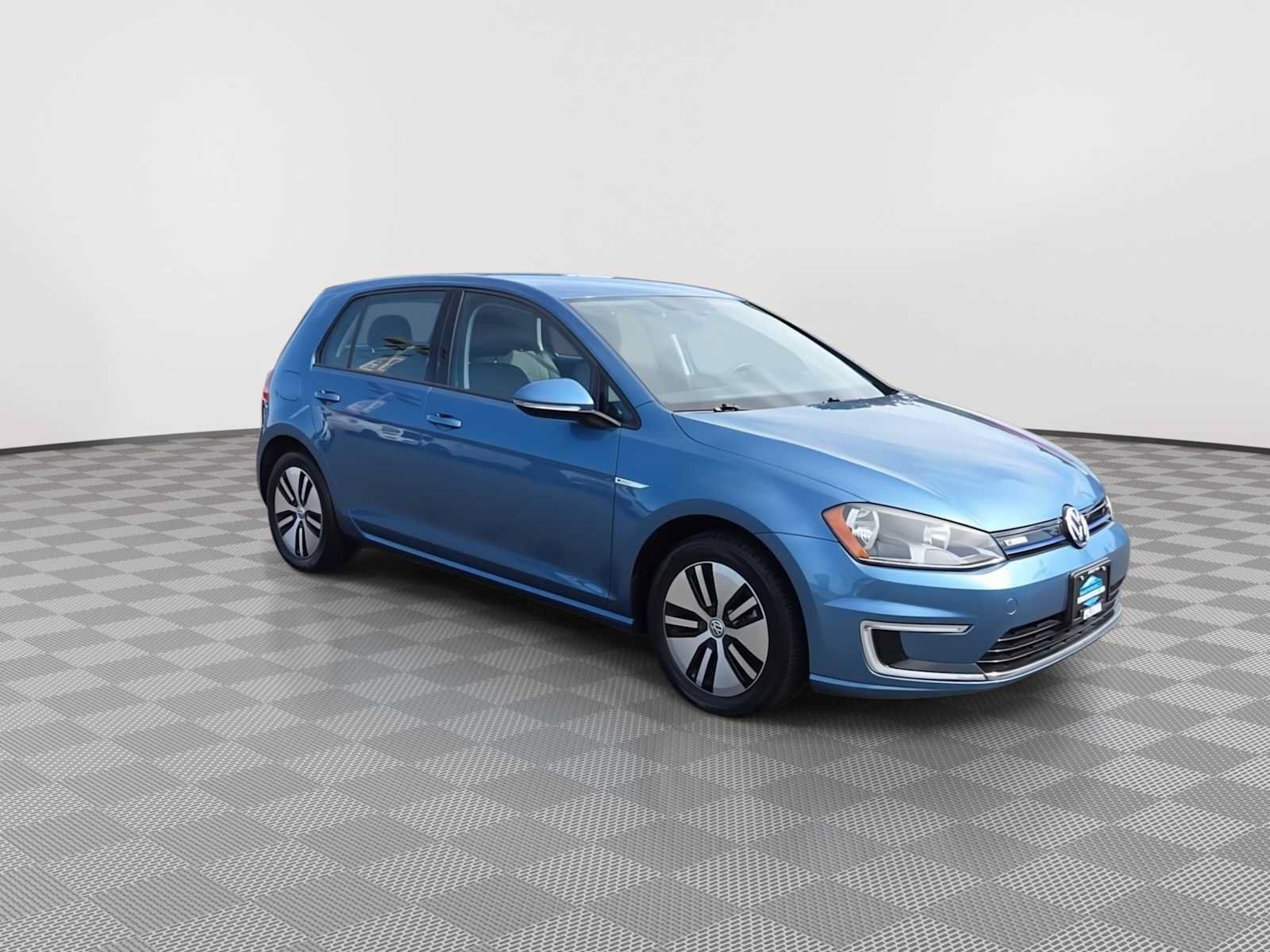 Used 2016 Volkswagen e-Golf SE w/ DC Fast Charging Package FWD image 2