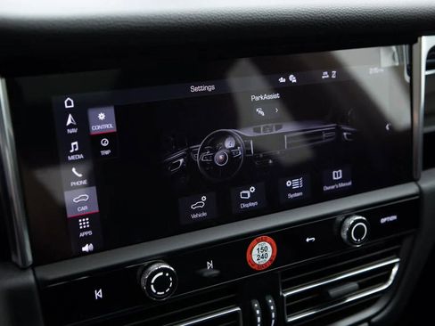 Certified 2025 Porsche Macan AWD/4WD image 15