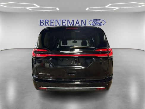 Used 2024 Chrysler Pacifica Touring-L image 6