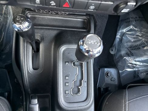 Used 2018 Jeep Wrangler Unlimited Sahara image 23