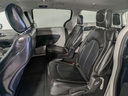 Used 2024 Chrysler Pacifica Touring-L image 9