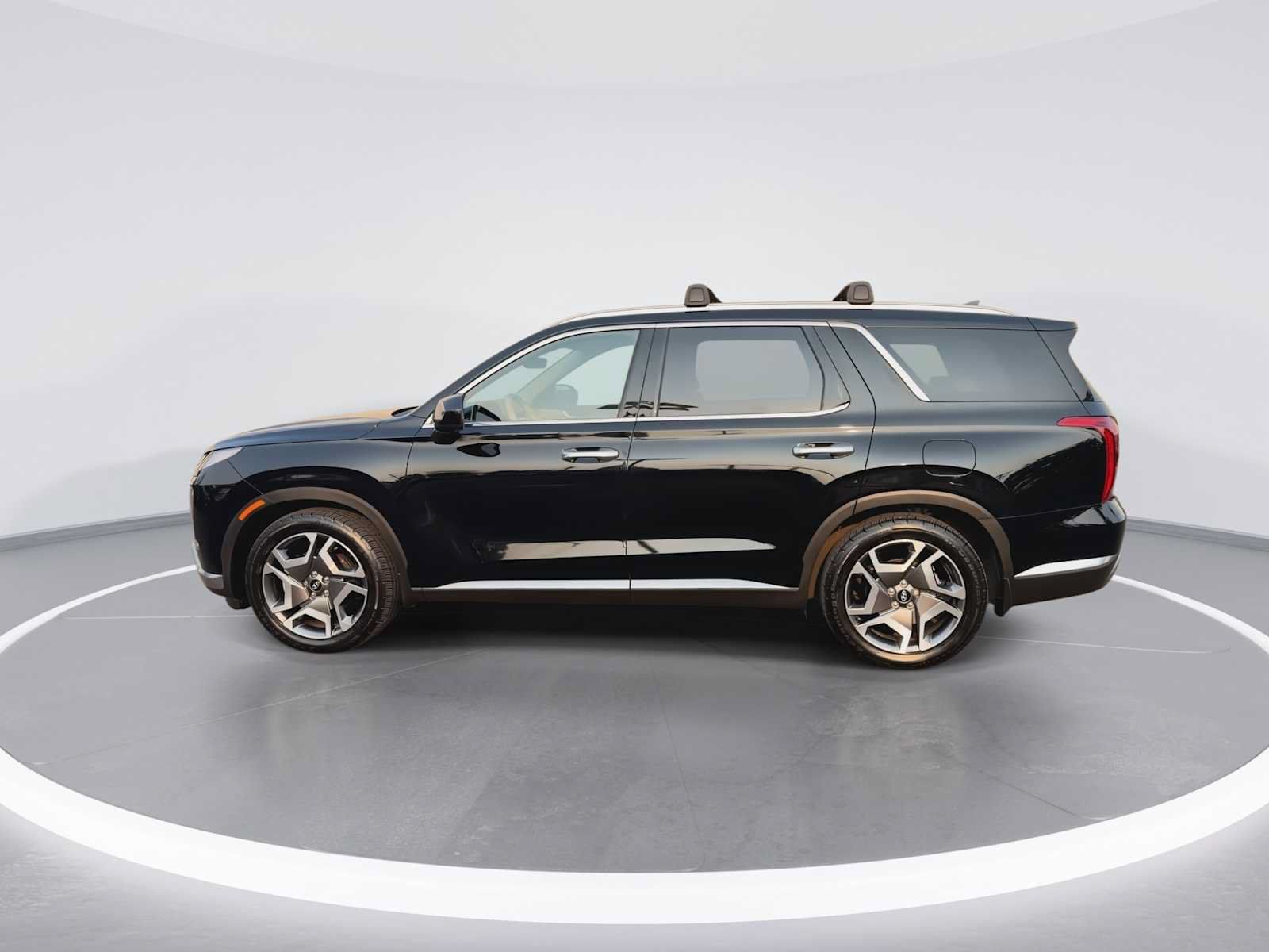 Used 2023 Hyundai Palisade Limited w/ Winter Package AWD/4WD image 5