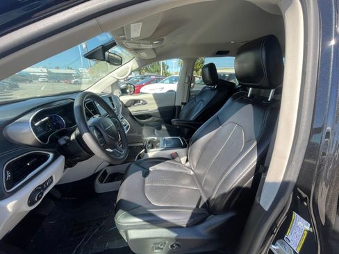 Used 2023 Chrysler Pacifica Touring-L image 28