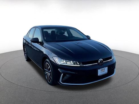 Used 2025 Volkswagen Jetta SE image 3