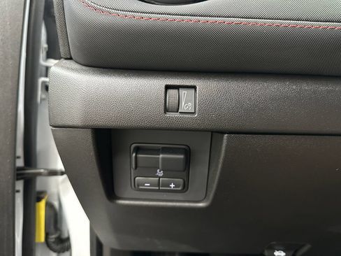 Used 2025 Chevrolet Colorado Z71 AWD/4WD image 31