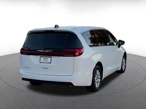 Used 2025 Chrysler Pacifica Select image 15