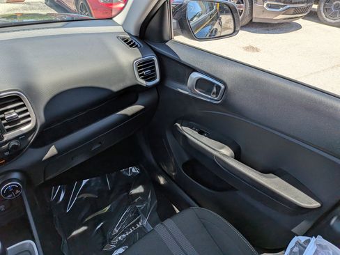 Used 2023 Hyundai Venue SEL FWD image 17
