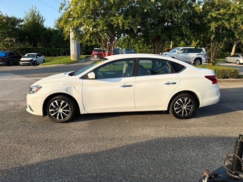 Used 2019 Nissan Sentra S FWD image 2