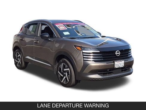 Used 2026 Nissan Kicks SV w/ SV Premium Package FWD image 2
