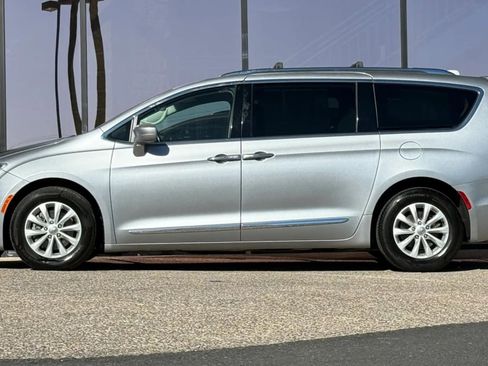 Used 2019 Chrysler Pacifica Touring-L image 5