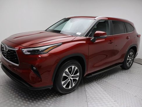 Certified 2023 Toyota Highlander XLE image 1