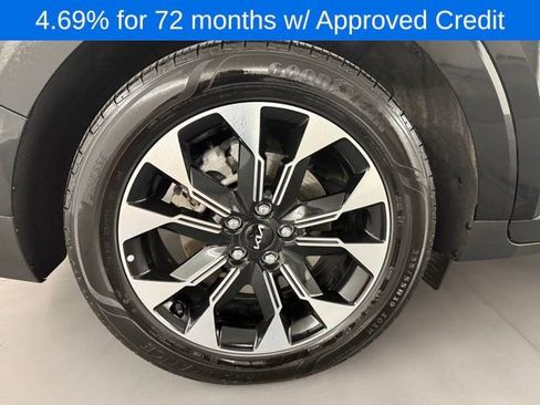 Used 2024 Kia Carnival EX image 10