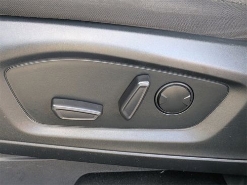 Used 2024 Ford Explorer XLT image 25