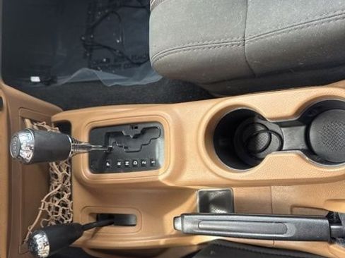 Used 2011 Jeep Wrangler Unlimited Sahara w/ Connectivity Group AWD/4WD image 13