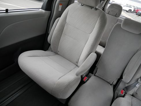 Used 2019 Toyota Sienna LE FWD image 12