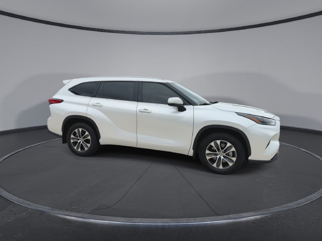 Used 2023 Toyota Highlander XLE FWD image 2
