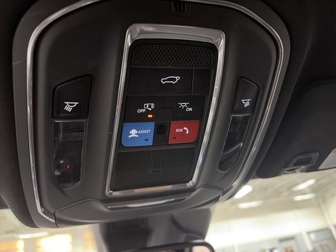 Used 2022 Jeep Grand Cherokee Altitude image 21