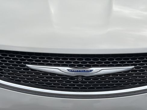 Used 2019 Chrysler Pacifica Limited FWD image 10