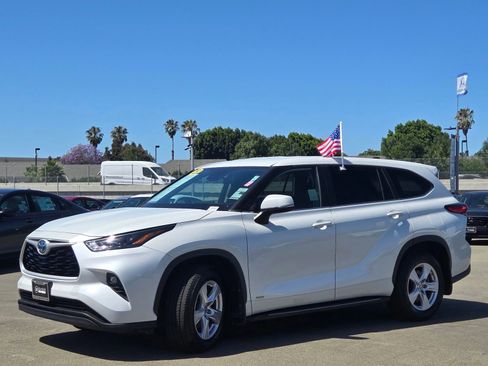 Used 2023 Toyota Highlander LE AWD/4WD image 3