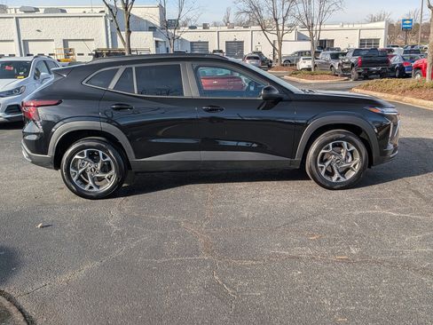 Used 2025 Chevrolet Trax LT w/ LT Convenience Package image 10