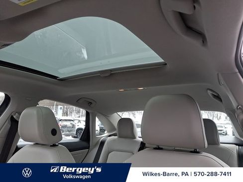 Used 2024 Volkswagen Jetta SE w/ Panoramic Sunroof Package image 16