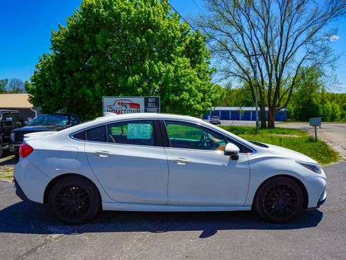 Used 2017 Chevrolet Cruze Premier FWD image 2