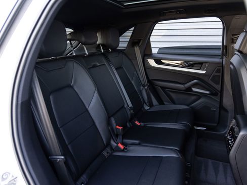 Certified 2025 Porsche Cayenne S image 31