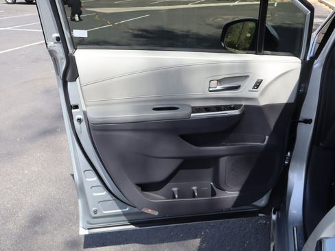 Used 2022 Toyota Sienna Limited image 25